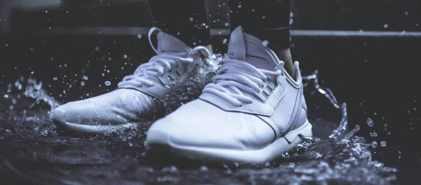 Με αυτόν τον τρόπο θα απολυμαίνετε σωστά τα παπούτσια σας κάθε φορά που επιστρέφετε σπίτι